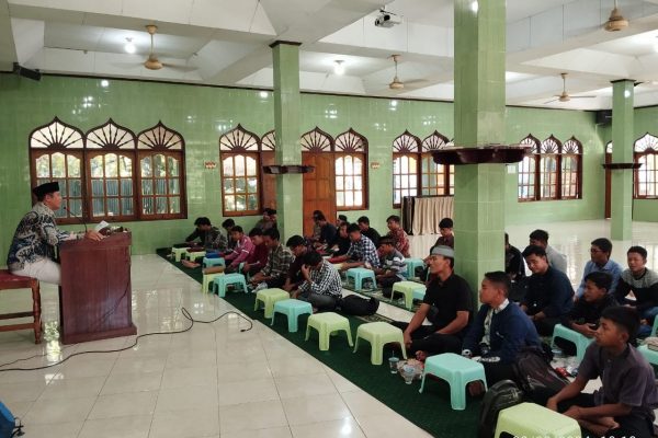 Sekretyaris DPW LDII Provinsi Papua Tengah memberikan sambutan pada Kegiatan Kemandirian Generus LDII Nabire